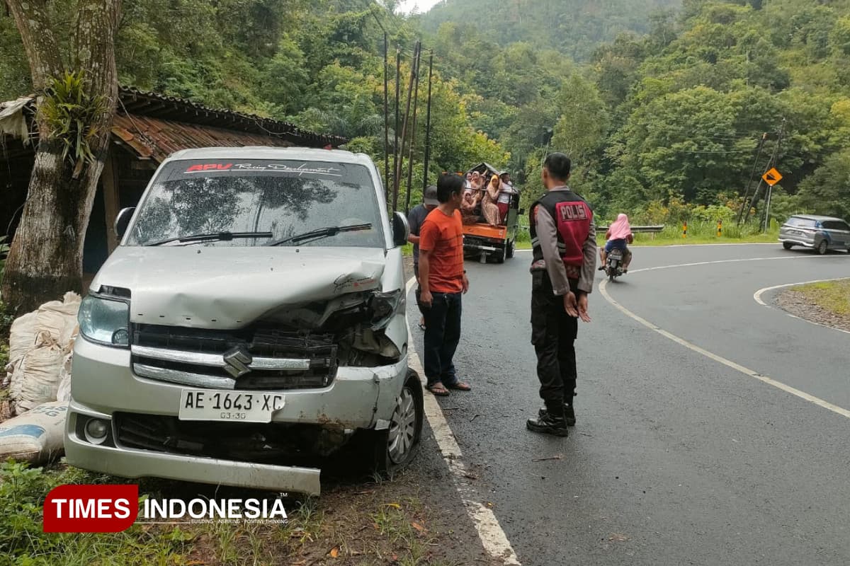 Batu Tebing Jatuh Timpa Mobil di Jalur Pacitan–Ponorogo, Tak Ada Korban Jiwa
