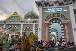 Berburu Takjil Ramadan di Masjid Agung Darul Falah Pacitan