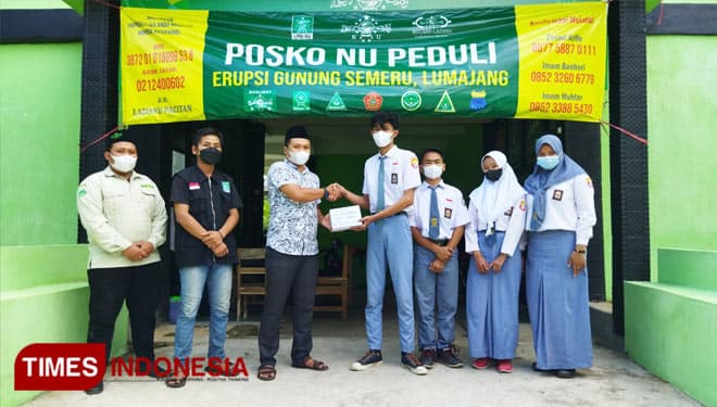 OSIS SMK Nurudh Dholam Pacitan Salurkan Donasi Peduli Korban Erupsi Gunung Semeru