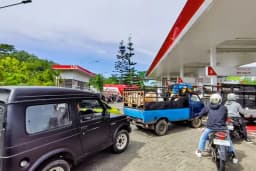 Antrean Pertalite di SPBU Pacitan Mengular, Dampak Kenaikan Harga Pertamax