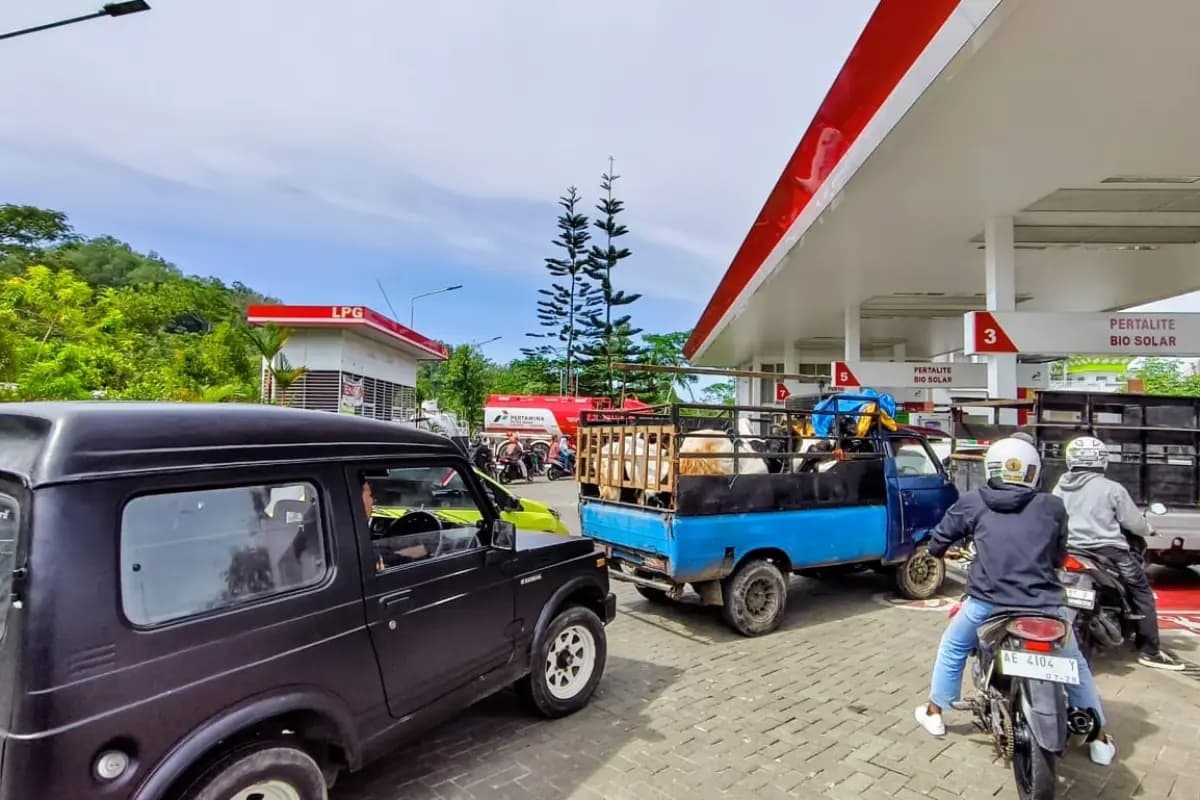 Antrean Pertalite di SPBU Pacitan Mengular, Dampak Kenaikan Harga Pertamax